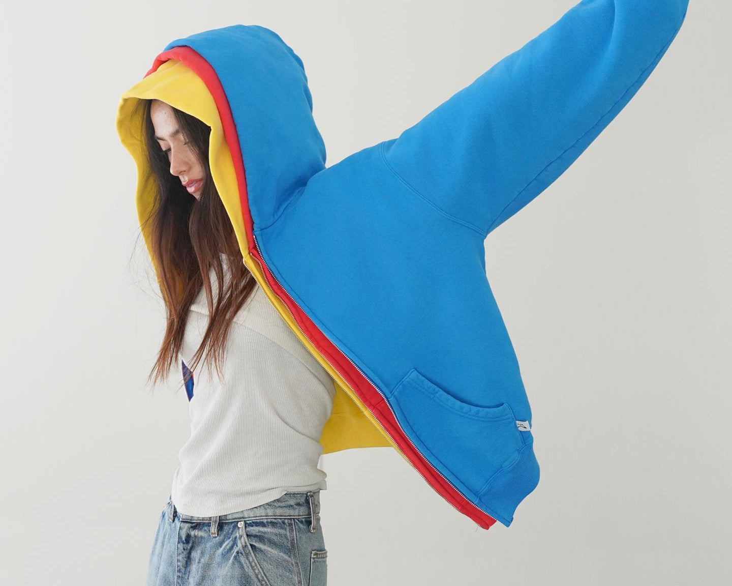 Pourquoi le hoodie oversize est la pièce incontournable de 2024